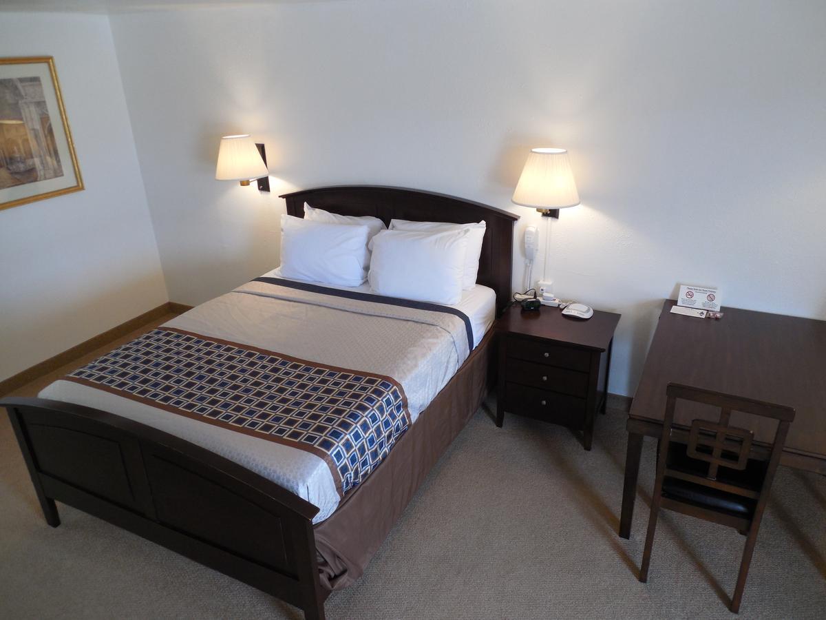 Motel 70 High Hill Екстериор снимка