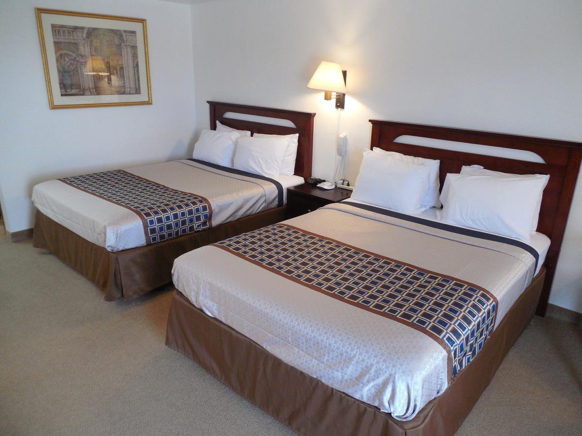 Motel 70 High Hill Екстериор снимка