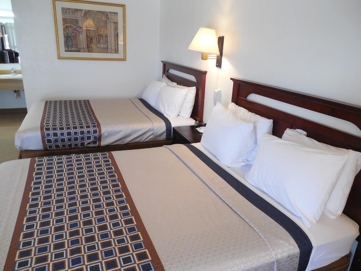 Motel 70 High Hill Екстериор снимка