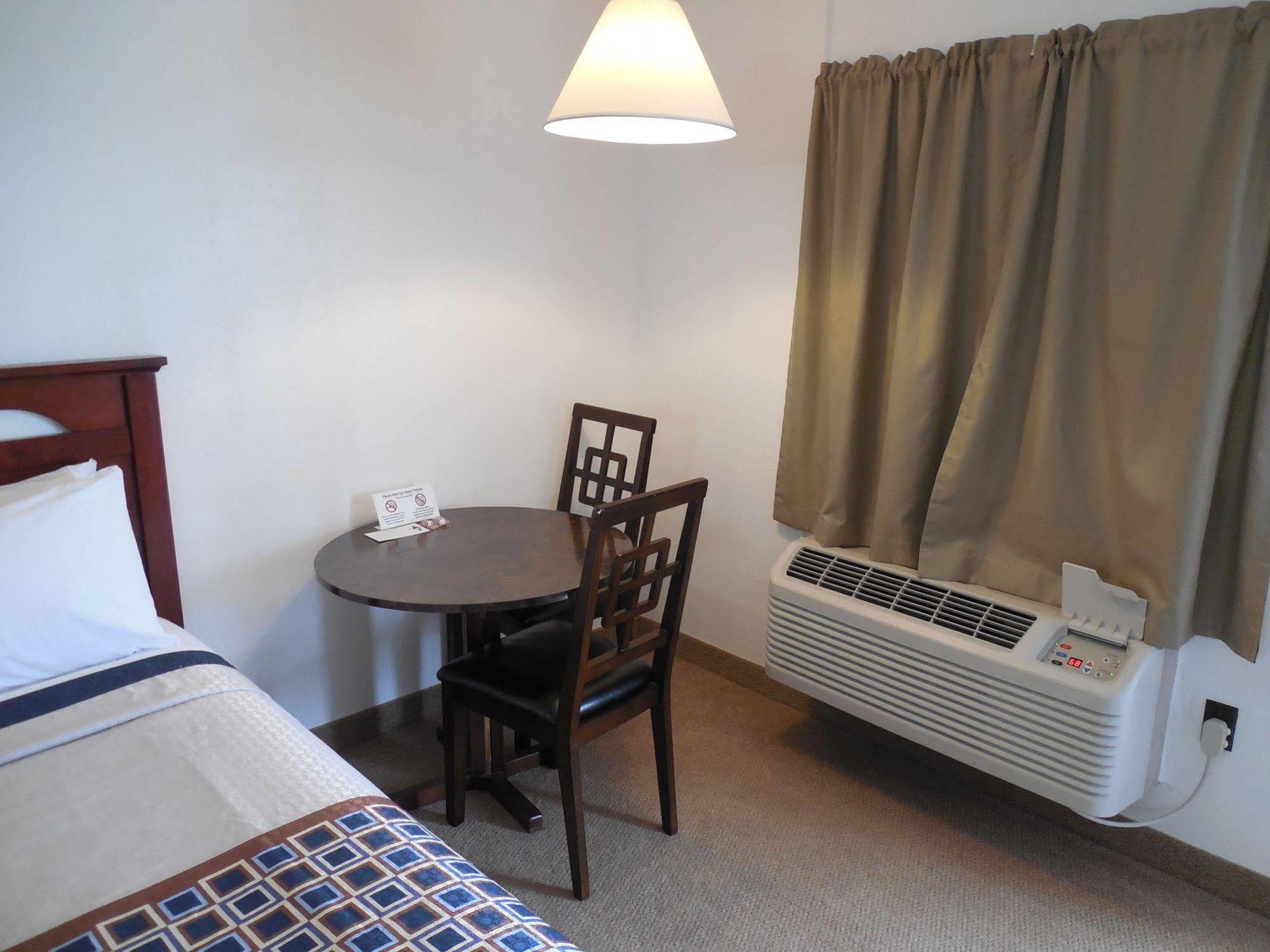 Motel 70 High Hill Екстериор снимка