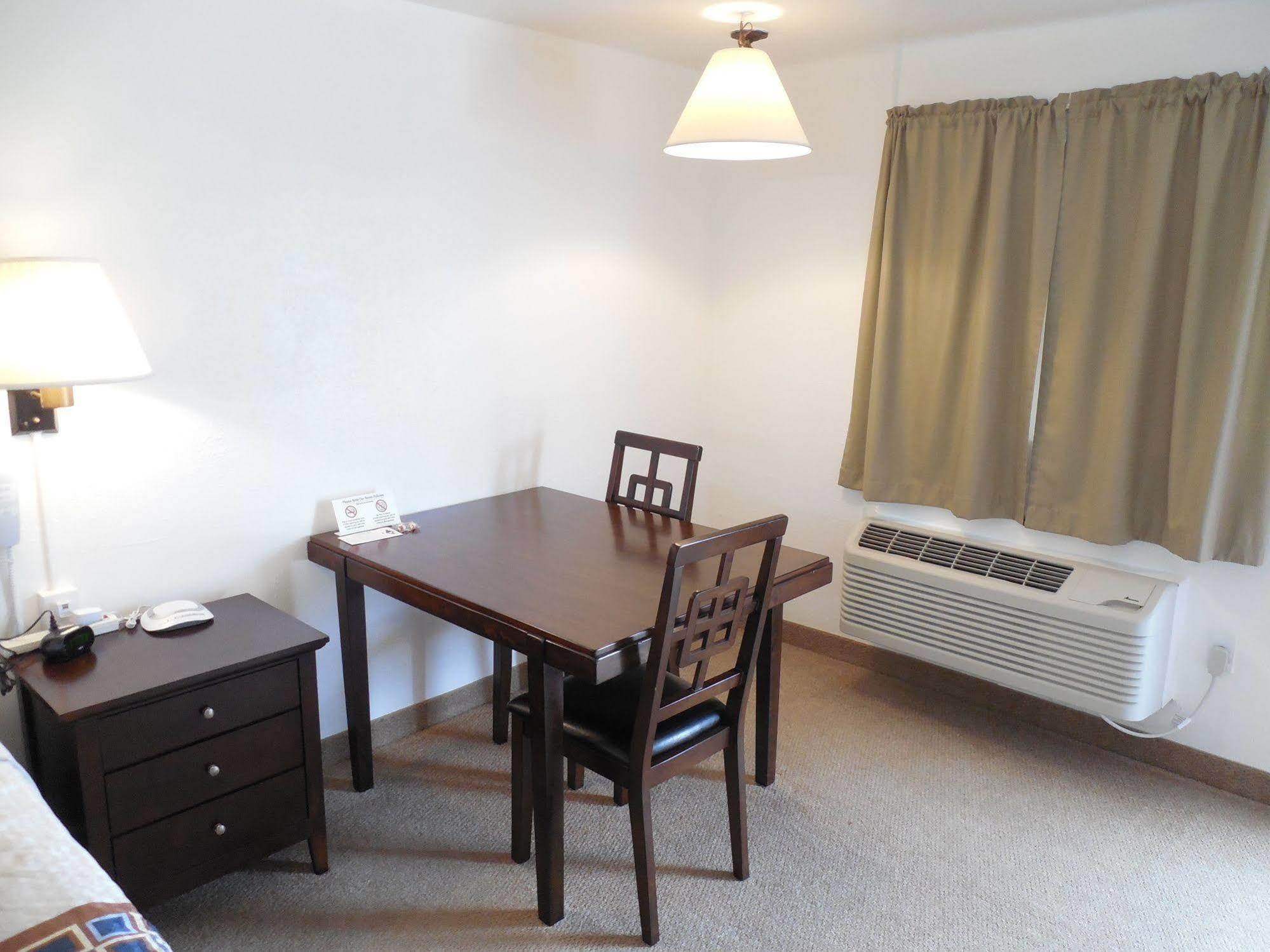 Motel 70 High Hill Екстериор снимка
