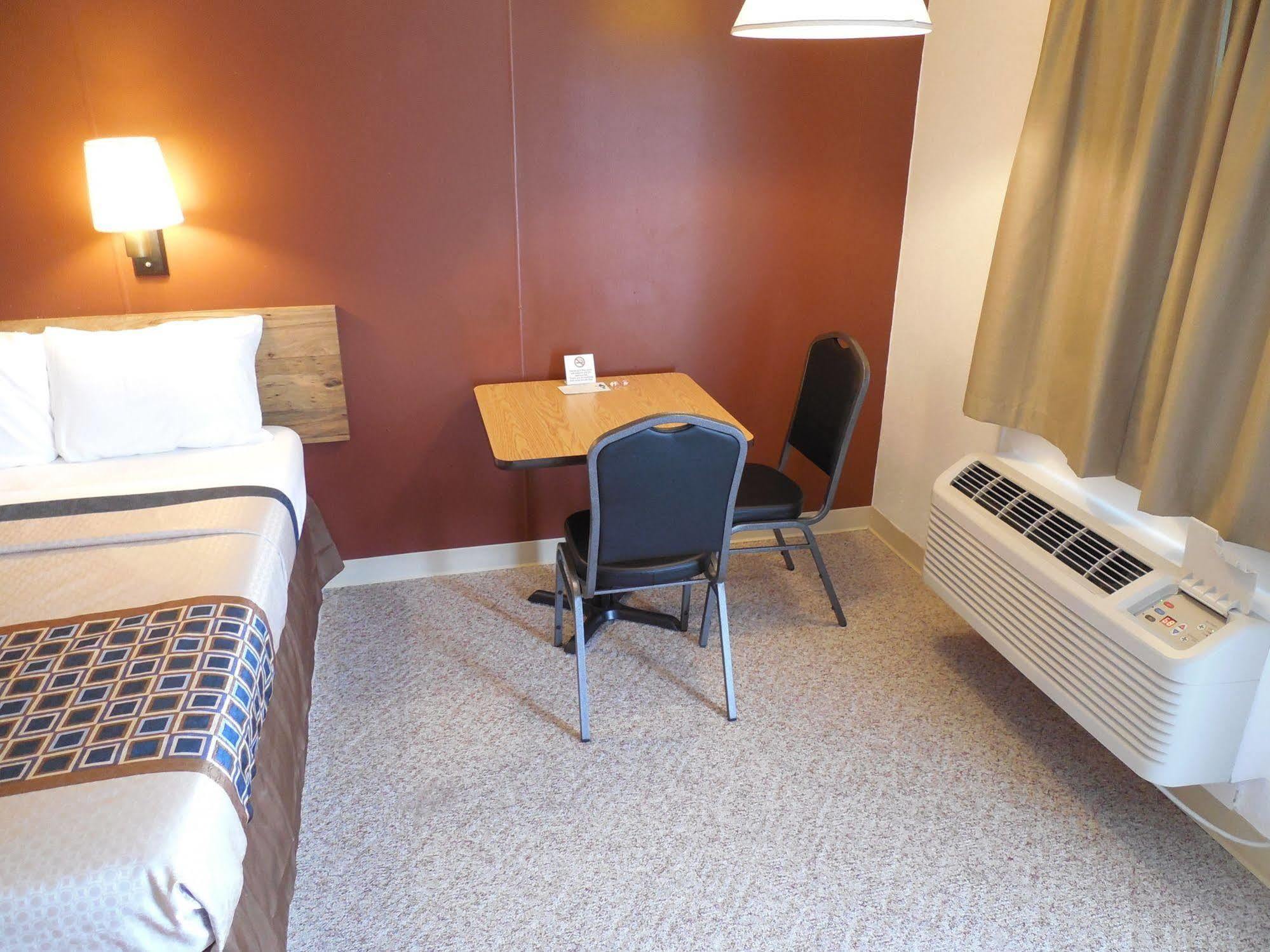 Motel 70 High Hill Екстериор снимка