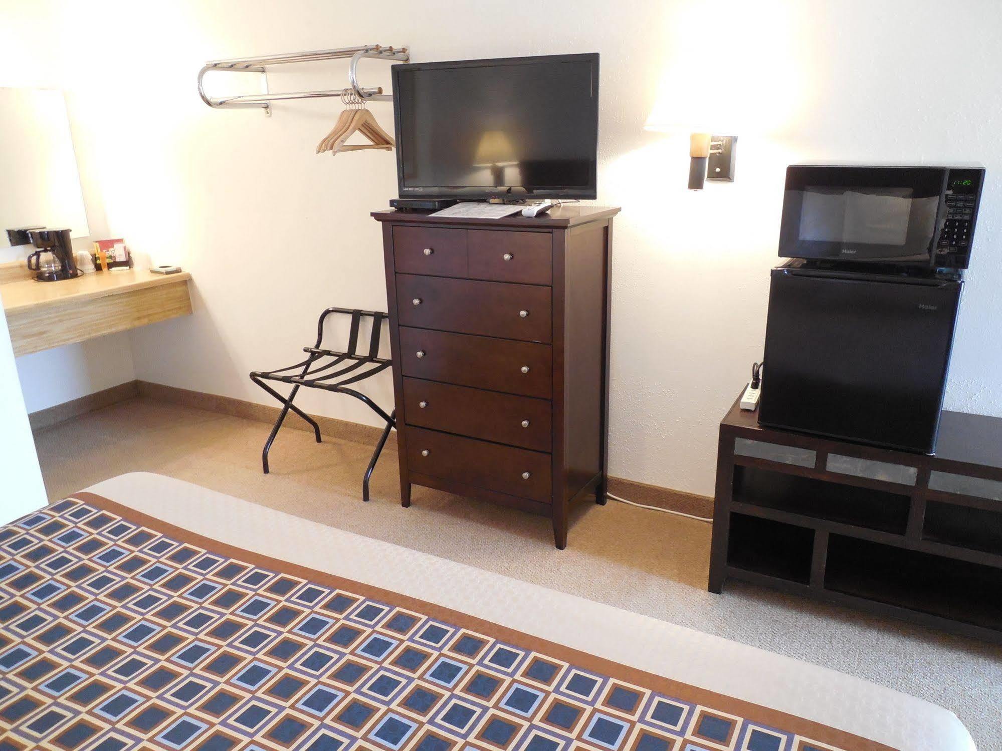Motel 70 High Hill Екстериор снимка